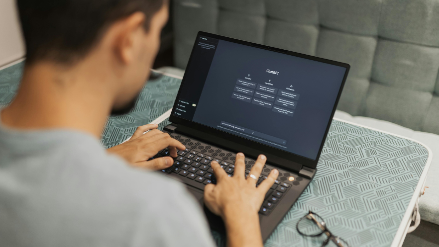 Person arbeitet mit ChatGPT auf einem Laptop.