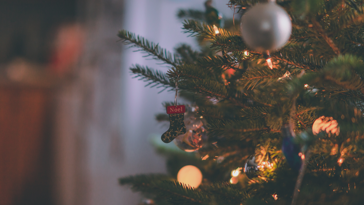 Weihnachtsbaum geschmückt mit Christbaumkugeln und einer Lichterkette