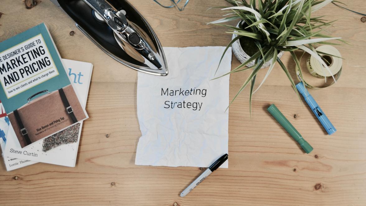 Zerknittertes Blatt mit der Aufschrift Marketing Strategy