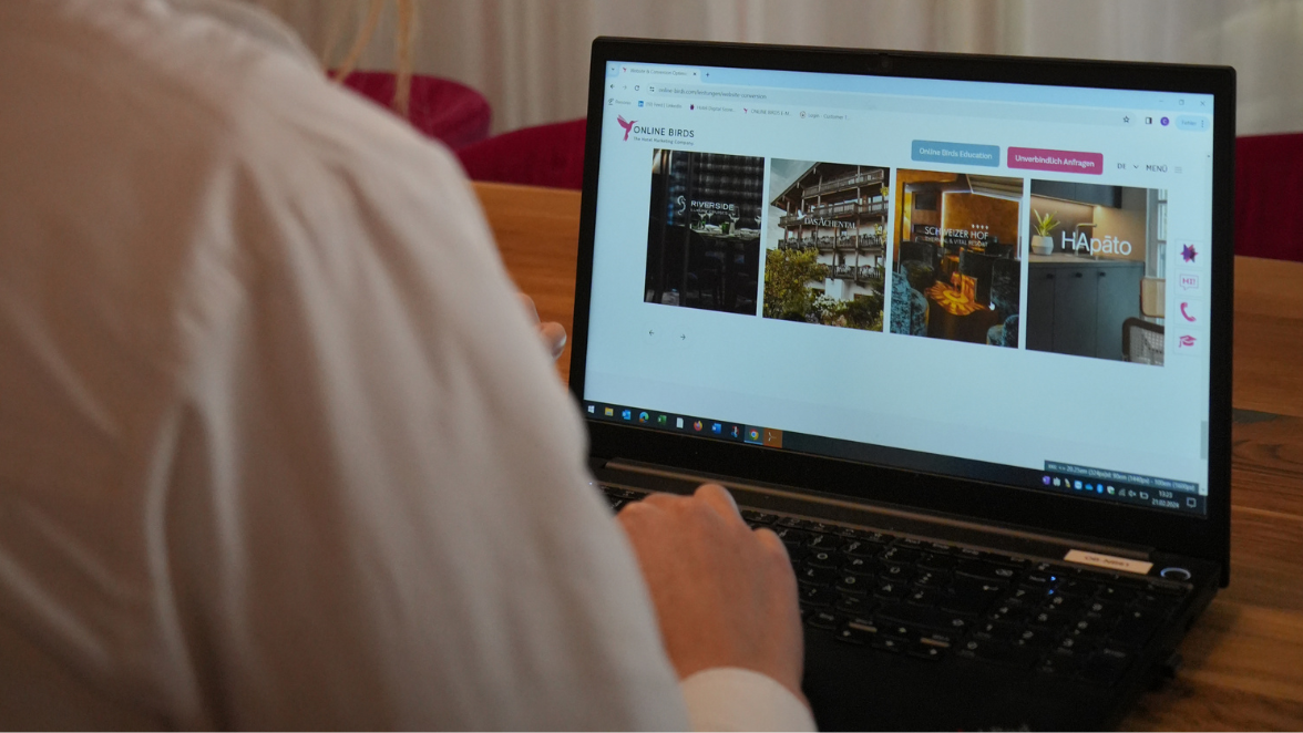 Person am Laptop mit geöffneter Hotel-Website.