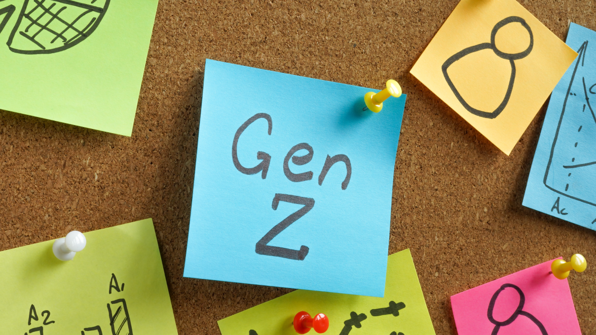 Pinnwand mit bunten Haftnotizen, zentrale Notiz in Blau mit der Aufschrift 'Gen Z', umgeben von Notizen mit Skizzen und Diagrammen