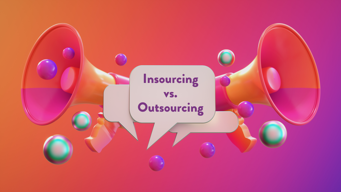 Sprechblase, umgeben von bunten Megafonen, in der "Outsourcing vs. Insourcing" steht