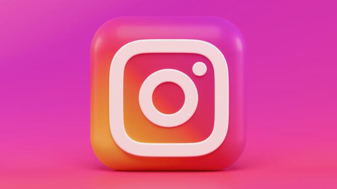 Buntes Instagram Logo vor einem farblich passenden Hintergrund