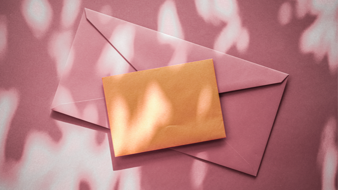 Pinker Briefumschlag auf pinkem Hintergrund