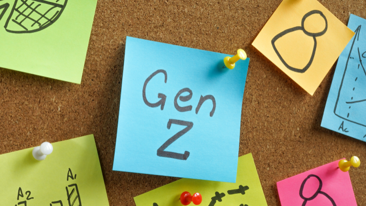 Pinnwand mit bunten Haftnotizen, zentrale Notiz in Blau mit der Aufschrift 'Gen Z', umgeben von Notizen mit Skizzen und Diagrammen