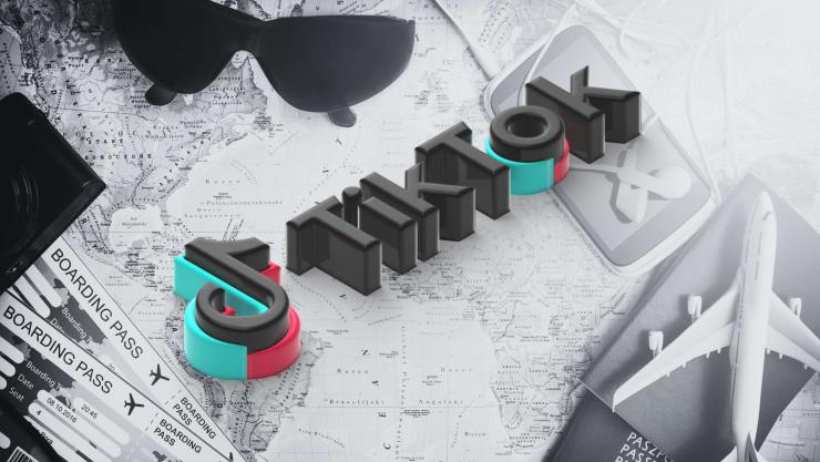 TikTok Logo im Hintergrund ist eine Weltkarte, ein Reisepass, eine Sonnenbrille, Boarding Pässe, eine Kamera und ein Handy zu sehen.